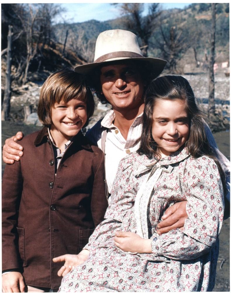 James, Cassandra en compagnie de Charles INGALLS